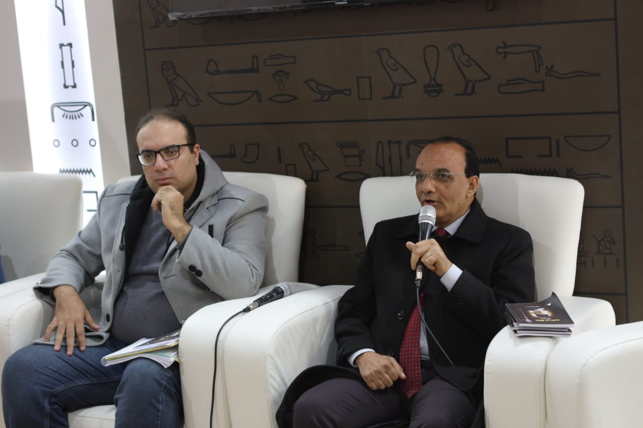 نقاد يحتفون بأمير الشعراء وشاعر النيل بمعرض الكتاب

