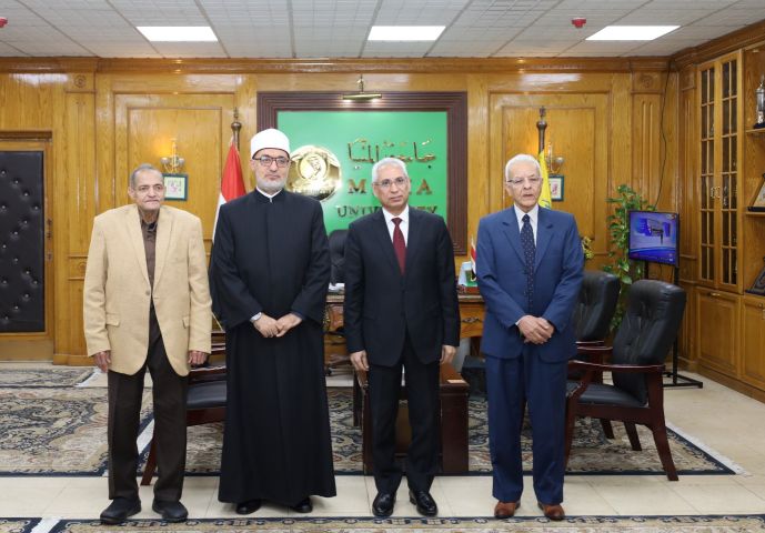 رئيس جامعة المنيا يستقبل فضيلة مفتي الجمهورية ويشيد بالدور الرائد لدار الافتاء المصرية 