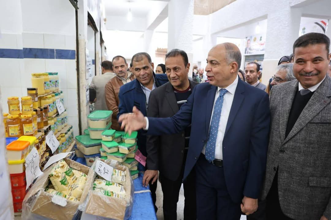 محافظ المنيا يفتتح سوق اليوم الواحد بحي غرب المدينة بتخفيضات تزيد على 30%