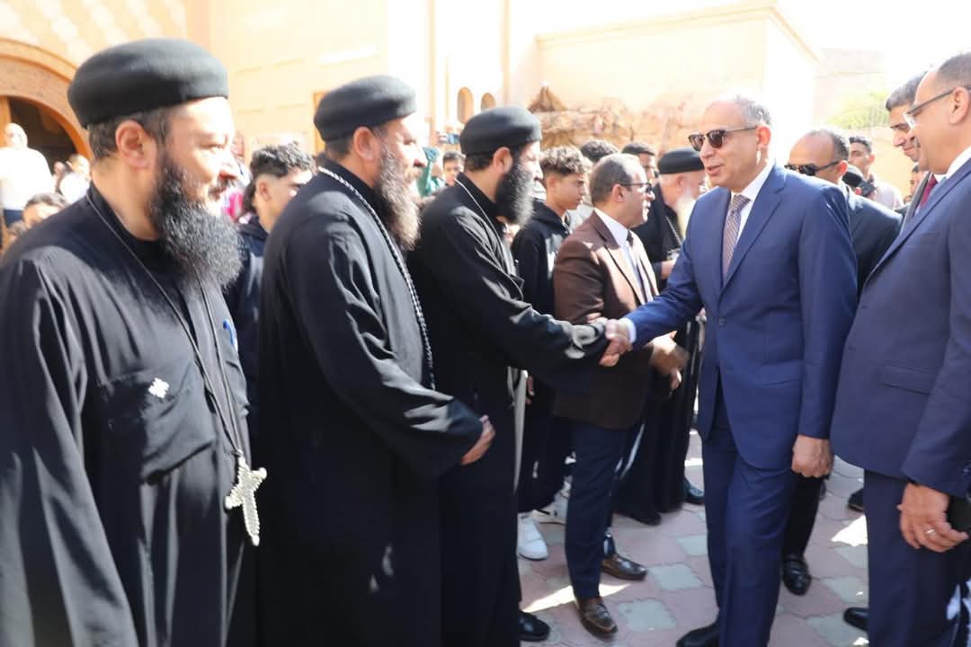 محافظ المنيا يقدم التهنئة للأخوة الأقباط ويؤكد : علينا الاصطفاف خلف قيادتنا الحكيمة ليكون المستقبل أفضل لنا جميعا
