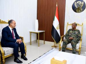 عبد العاطي ينقل رسالة السيسي للبرهان خلال زيارته إلى بورسودان تأكيداً على دعم مصر للسودان