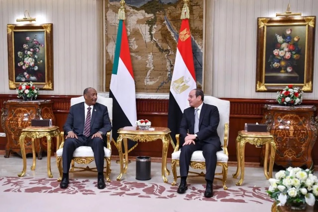 السيسي والبرهان يبحثان في قصر الاتحادية سبل إنهاء الحرب في السودان وتنسيق المواقف بشأن سد النهضة