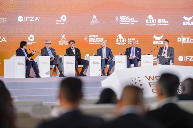 عُمان تستعرض تجربتها في تطوير المناطق الاقتصادية الحرة خلال المؤتمر العالمي بالصين