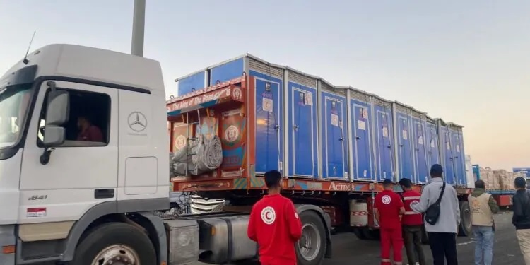 الهلال الأحمر يدفع بأكثر من 10 آلاف طن مساعدات إنسانية وبترولية إلى غزة