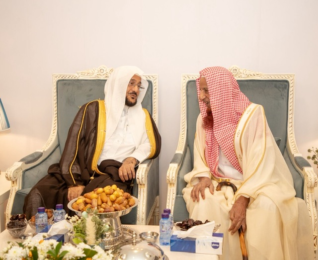 وزير الشؤون الإسلامية يزور الشيخ نايف آل علي في حائل ويشيد بوحدة المملكة ونهجها في خدمة الدين