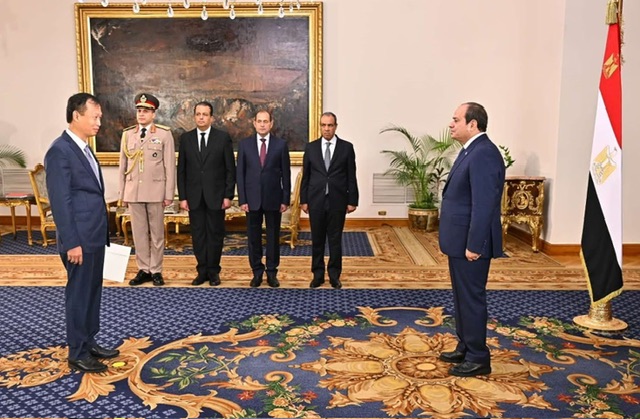 سفير فيتنام يقدم أوراق اعتماده للرئيس السيسي ويؤكد تعزيز الشراكة الشاملة بين البلدين
