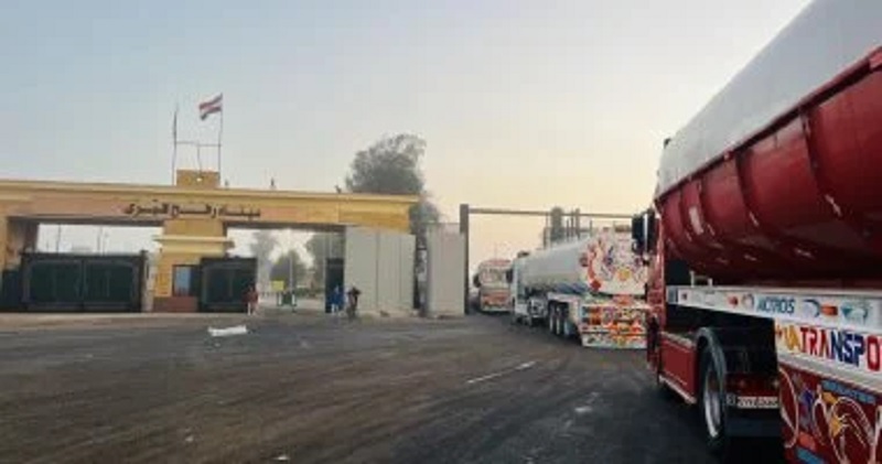 عبر «زاد العزة» الـ62.. الهلال الأحمر يدفع بـ300 ألف سلة غذائية وألف طن مواد بترولية إلى غزة