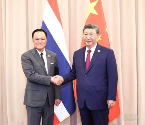 شي جين بينج يؤكد عمق العلاقات الصينية التايلاندية ويدعو إلى توسيع التعاون بين البلدين