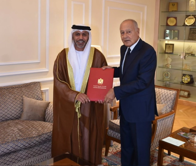 السفير الإماراتي حمد الزعابي يقدم أوراق اعتماده مندوبا دائما لدى جامعة الدول العربية