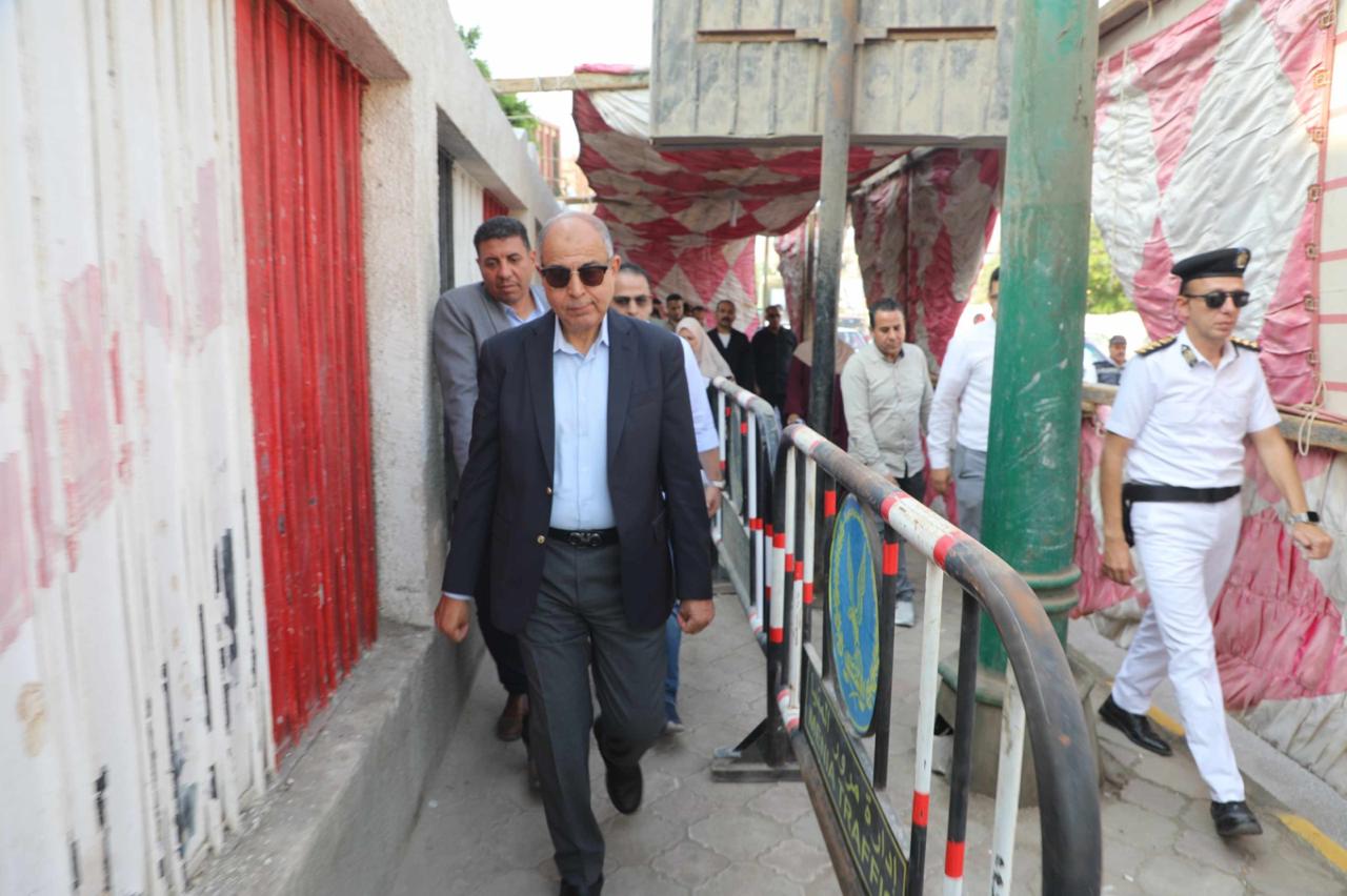 محافظ المنيا يتفقد عدداً من اللجان الانتخابية لمتابعة سير انتخابات مجلس النواب