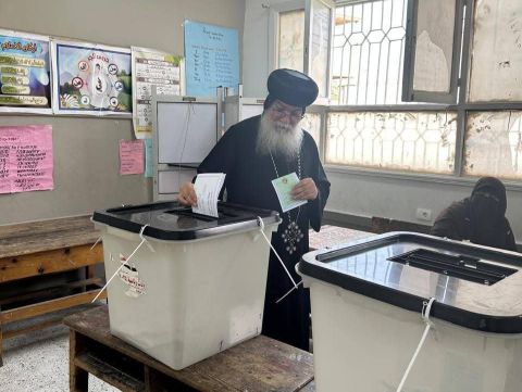 الانبا مكاريوس اسقف المنيا يدلي بصوته في الانتخابات البرلمانية