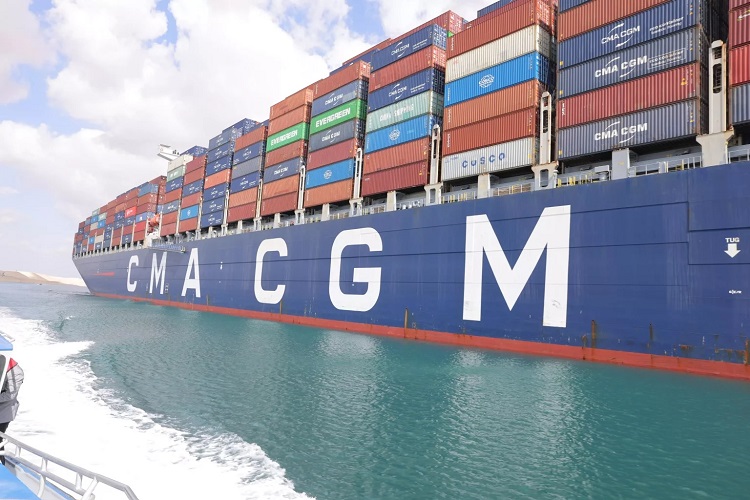 بحمولة 176 ألف طن وطول 396 مترا.. قناة السويس تستقبل سفينة الحاويات العملاقة CMA CGM