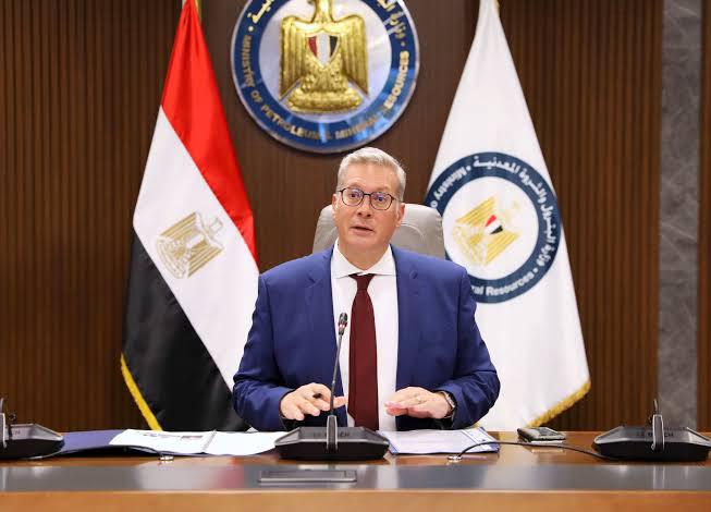  كريم بدوى يعلن الزيادات الجديدة للعاملين احتفالاً بعيد البترول

