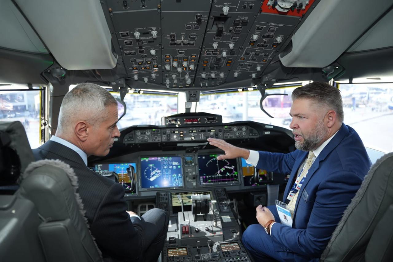 رئيس مصر للطيران في زيارة تفقدية لطائرة Boeing 777X  أثناء مشاركتها بمعرض دبي

