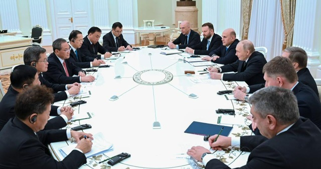 لي تشيانغ يؤكد من الكرملين ثبات موقف الصين تجاه تعزيز التعاون المتبادل مع روسيا