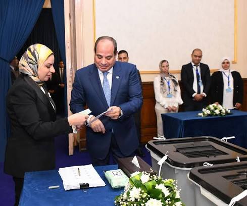 الرئيس السيسى يدلى بصوته في انتخابات مجلس النواب 