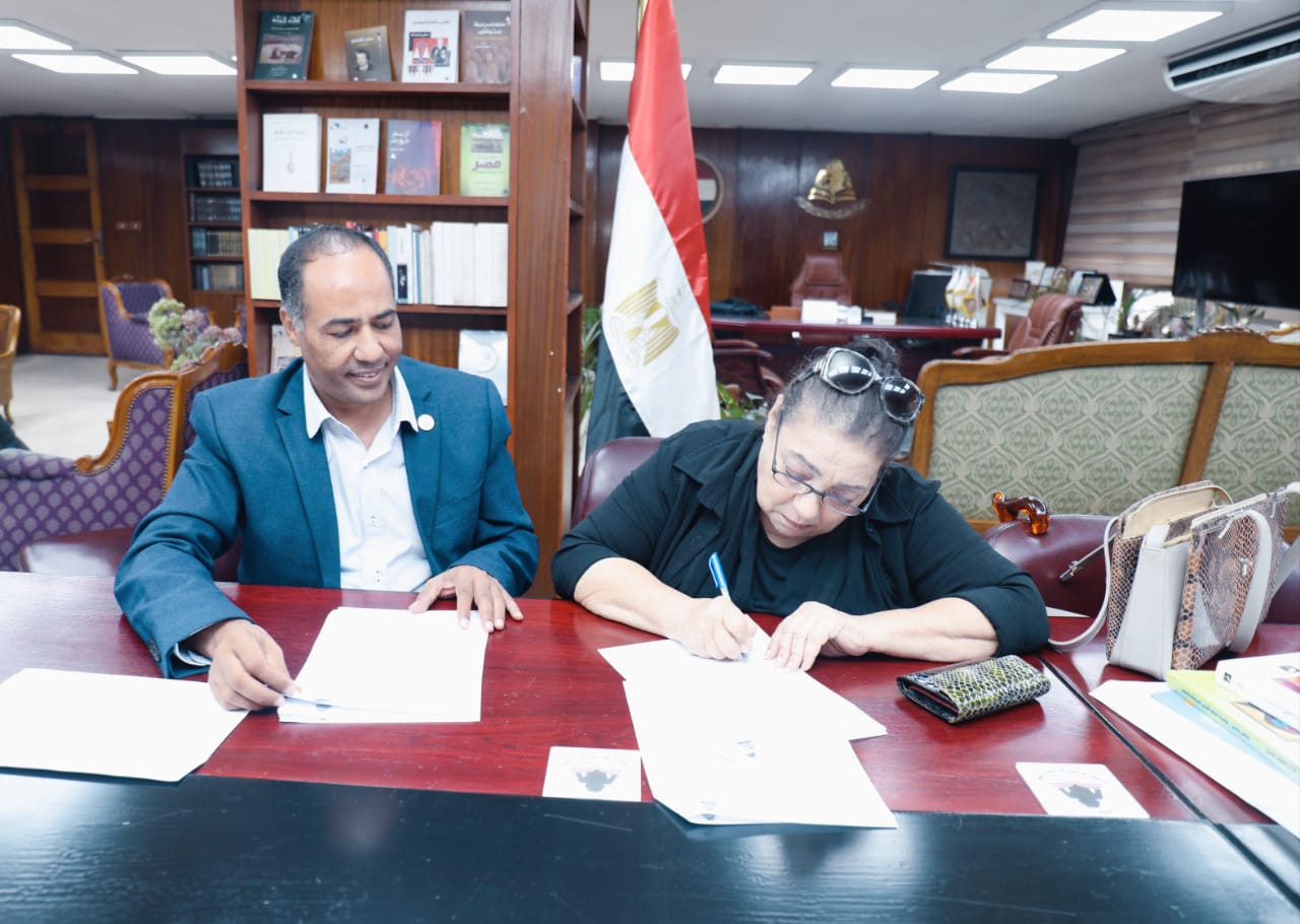 «هيئة الكتاب» تتعاقد مع أسرة الدكتور شكري عيّاد لإصدار مؤلفاته في طبعات جديدة