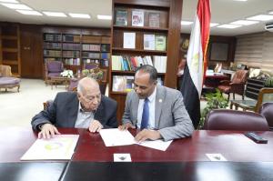 هيئة الكتاب تتعاقد مع الدكتور عبد الحكيم راضي لإصدار مؤلفاته