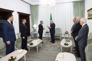 وزير الخارجية يسلم رسالة الرئيس السيسي إلى الرئيس تبون ويؤكد عمق العلاقات المصرية–الجزائرية