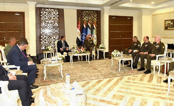 وزير الدفاع ورئيس الأركان يبحثان قادة الوفود العسكرية الموضوعات ذات الاهتمام المشترك