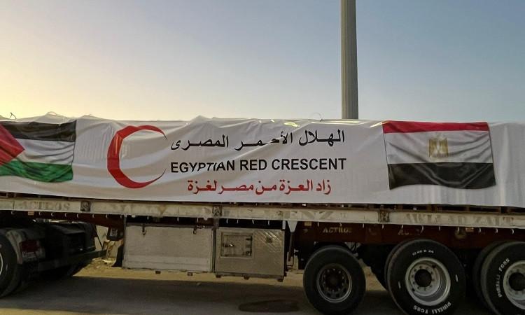 الهلال الأحمر المصري يرسل 9,800 طن مساعدات وإنسانية وشتوية عبر قافلة زاد العزة إلى غزة