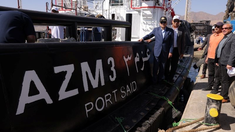 رئيس هيئة قناة السويس تسليم القاطرتين 