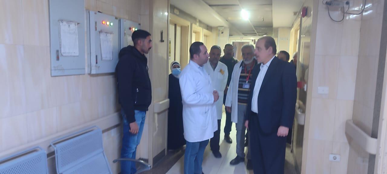 نائب وزير الصحة يشيد بأداء الطاقم الطبي بمستشفى البدرشين خلال جولة تفقدية
