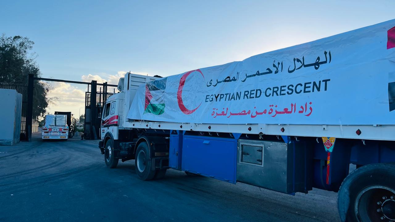 الهلال الأحمر المصري يدفع بـ 5900 طن مساعدات إنسانية وشتوية إلى غزة

