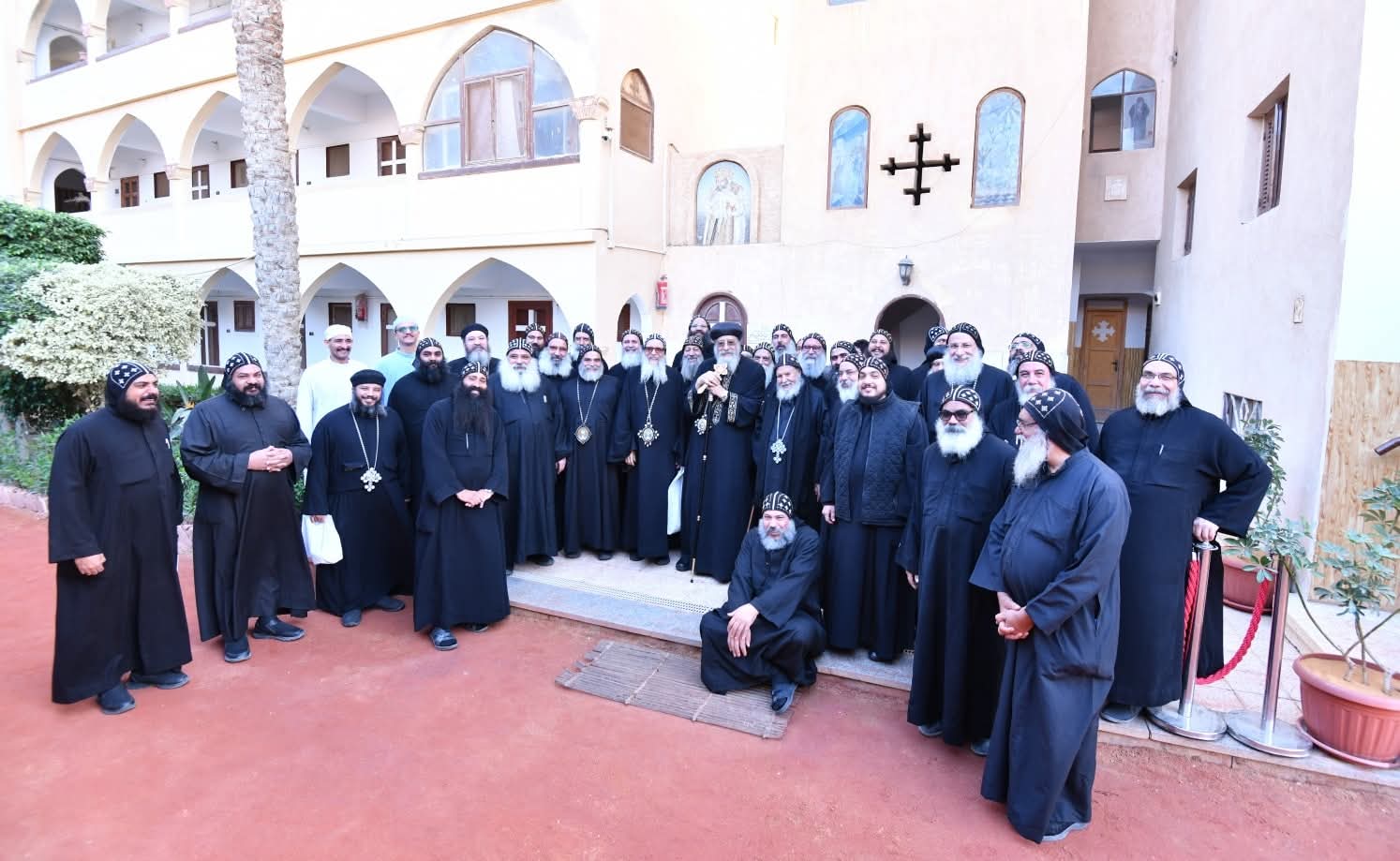 البابا تواضروس الثاني يطيب جسد القديس يحنس كاما بدير السريان بوادي النطرون