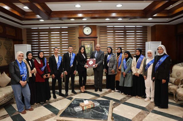 محافظ المنيا يلتقى الطلاب الفائزين بمنح «جامعة اللوتس» ويحثهم على مواصلة التميز