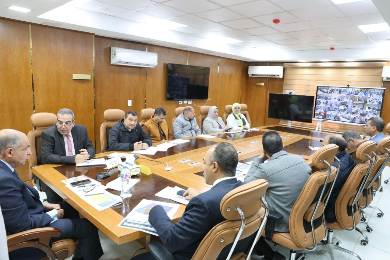 محافظ المنيا يستعرض إنجازات ملف التقنين واسترداد أراضي الدولة عبر الفيديو كونفرانس