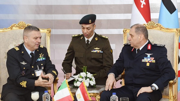 لقاءات ثنائية مكثفة لقادة وكبار قادة القوات المسلحة على هامش فعاليات معرض الصناعات الدفاعية والعسكرية