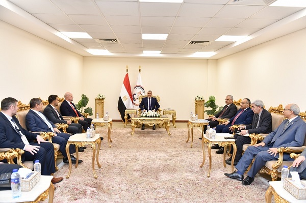 وزير الدولة للإنتاج الحربي يناقش مع ممثلي 