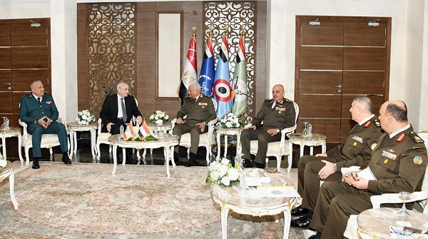 وزير الدفاع يبحث مع قادة الوفود العسكرية المشاركة في 