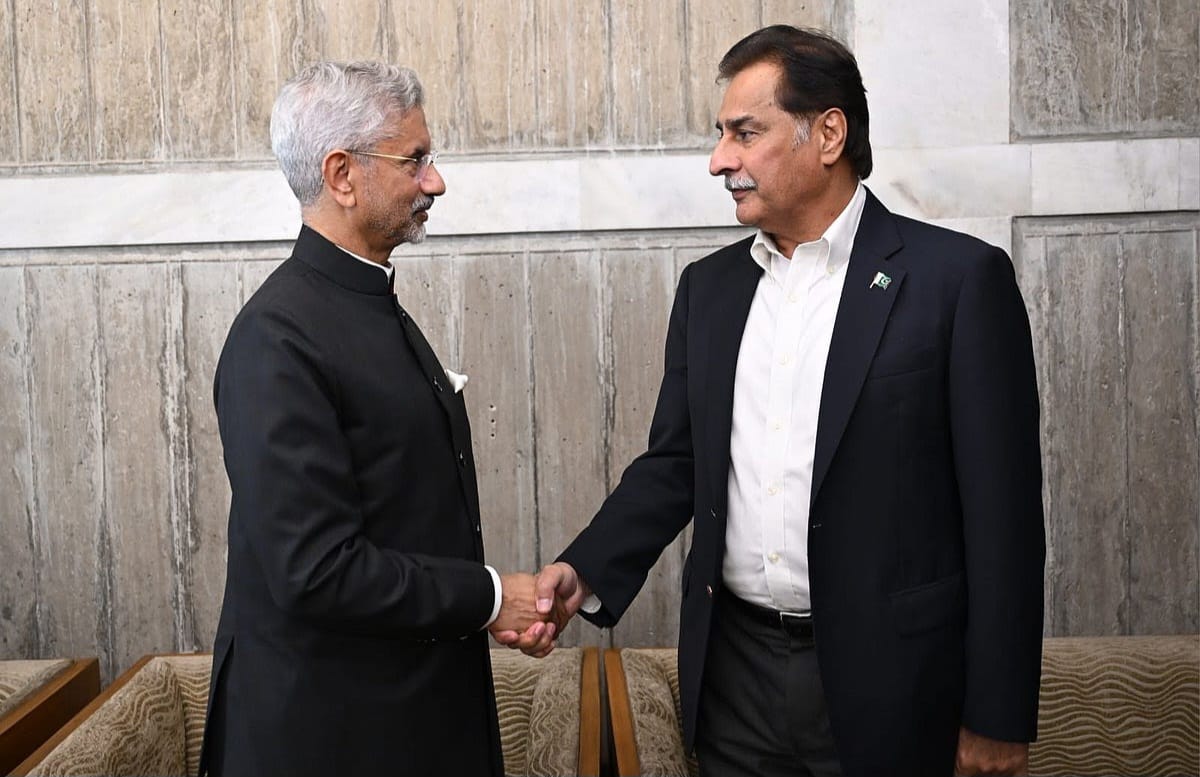 وزير الخارجية الهندي يصافح رئيس البرلمان الباكستاني خلال حضورهما لتقديم العزاء في خالدة ضياء

