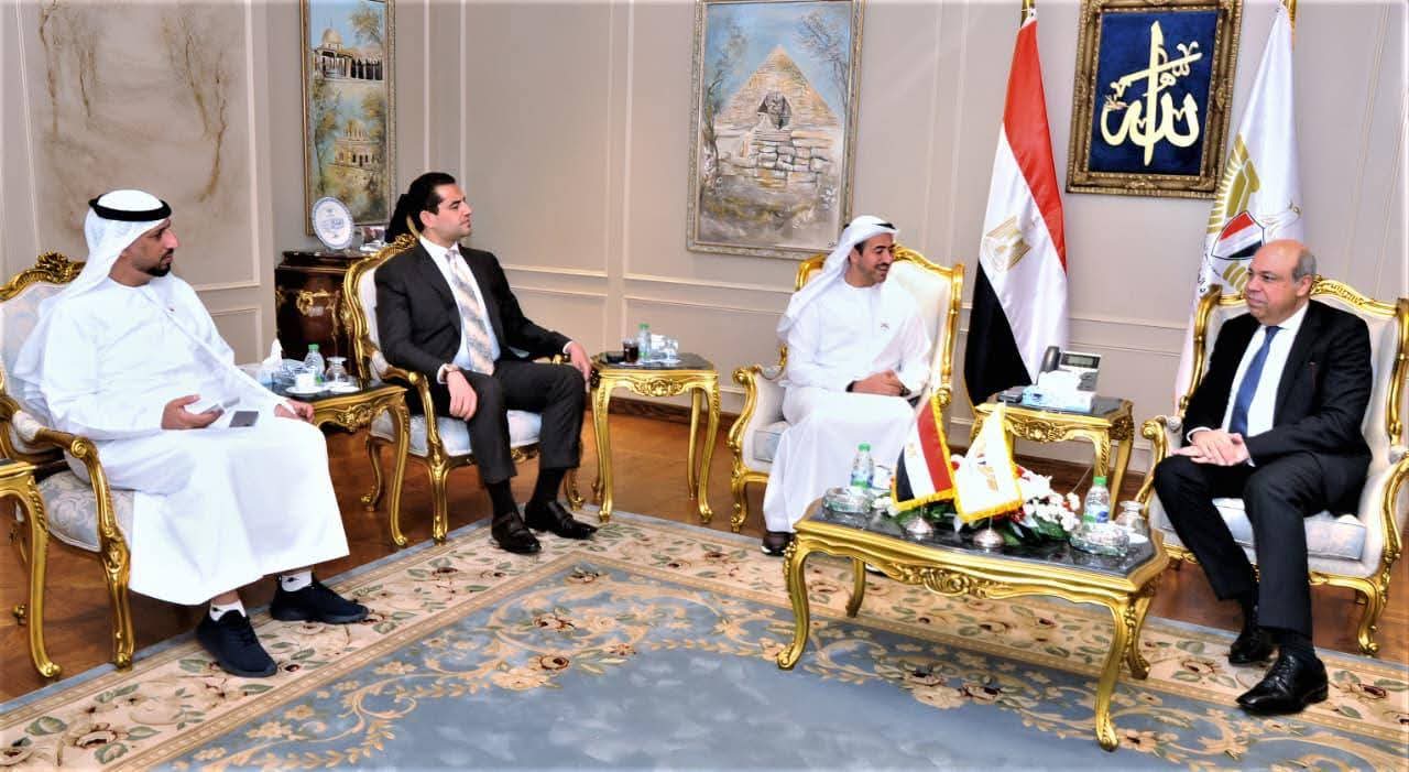 الحفنى يبحث مع رئيس مجموعة أبوظبي للطيران التعاون المشترك في مجالات الطيران 

