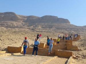 وفود سياحية متعددة الجنسيات تزور المناطق الأثرية بالمنيا خلال الاحتفال ببداية العام