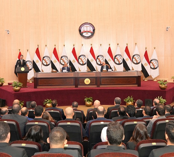 النائب العام ورئيس الأكاديمية العربية للعلوم يفتتحان دورة تدريبية لطلاب كلية القانون بالأكاديمية

