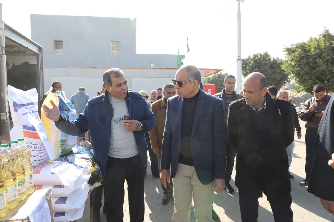 محافظ المنيا يشهد إطلاق قافلة متنقلة لبيع السلع الغذائية بتخفيضات أكثر من 30% بقرية المعصرة بملوى