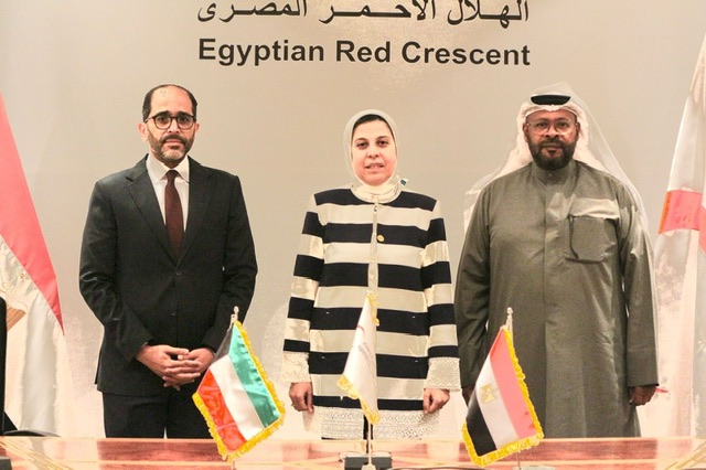 القائم بأعمال سفارة الكويت يشيد بدور الهلال الأحمر المصري في إدخال المساعدات الي غزة