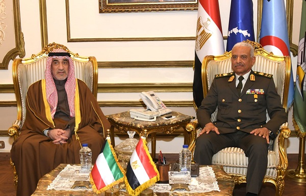 الفريق أول عبد المجيد صقر يبحث مع وزير الدفاع الكويتي آخر المستجدات على الساحتين الإقليمية والدولية