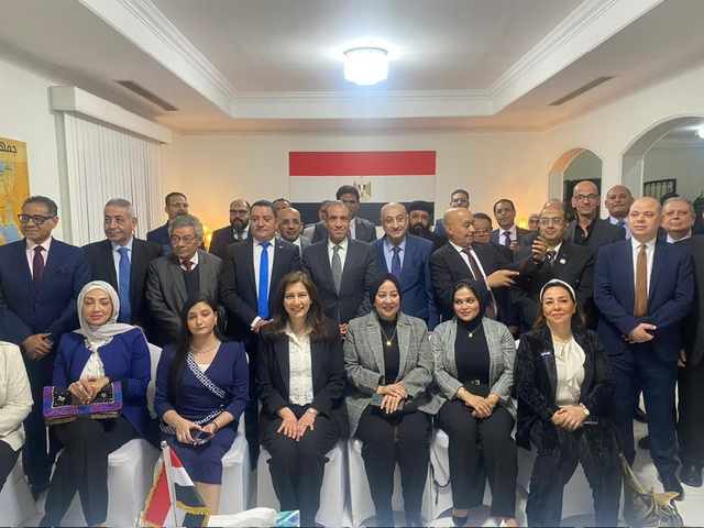 خلال زيارته إلى البحرين.. وزير الخارجية يعقد لقاءً مع الجالية المصرية في المنامة