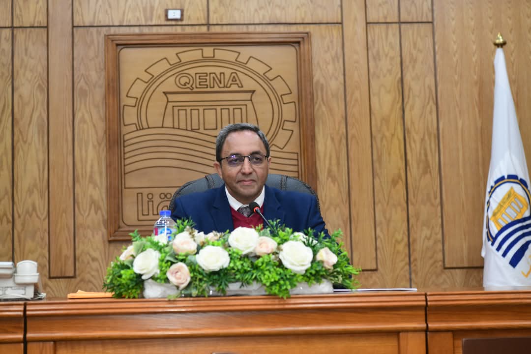 محافظ قنا يبحث تحديات المستثمرين بالمناطق الصناعية الجديدة 

