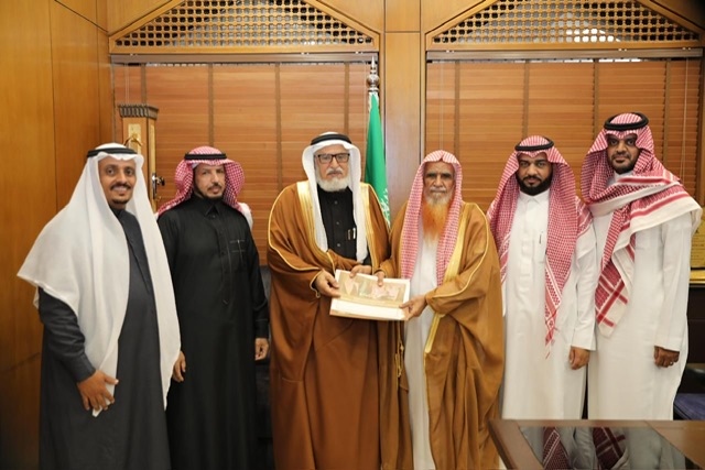 ‏مفتي السعودية يتسلم تقرير مبادرة اللحمة الوطنية دينٌ ومسؤولية من فرع الإفتاء بجازان