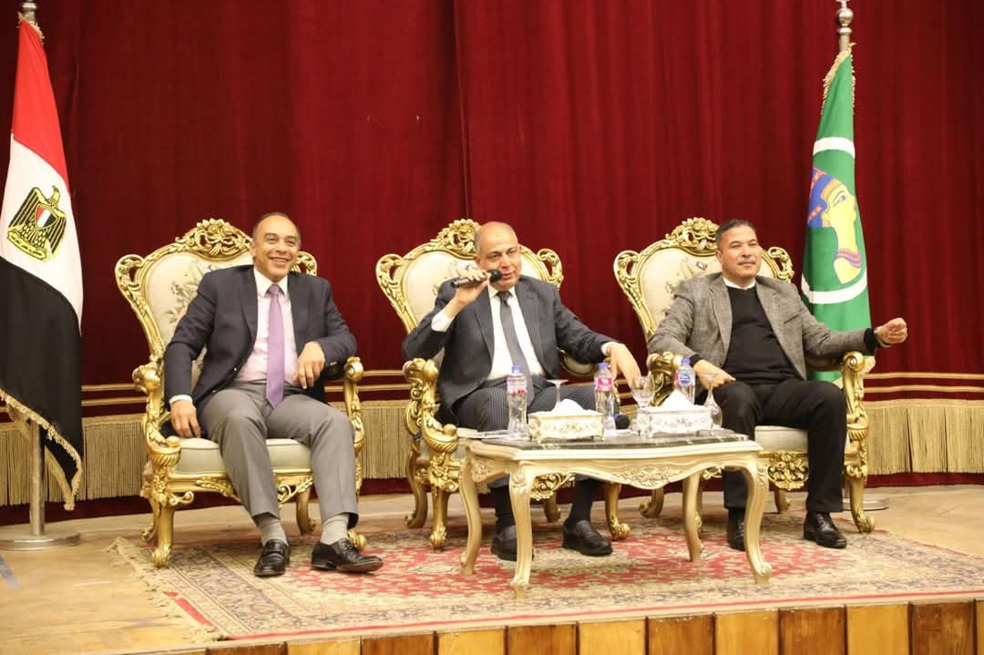 خلال اجتماعه بموظفي الديوان العام: محافظ المنيا :دعم مستمر وتواصل دائم لتطوير منظومة العمل