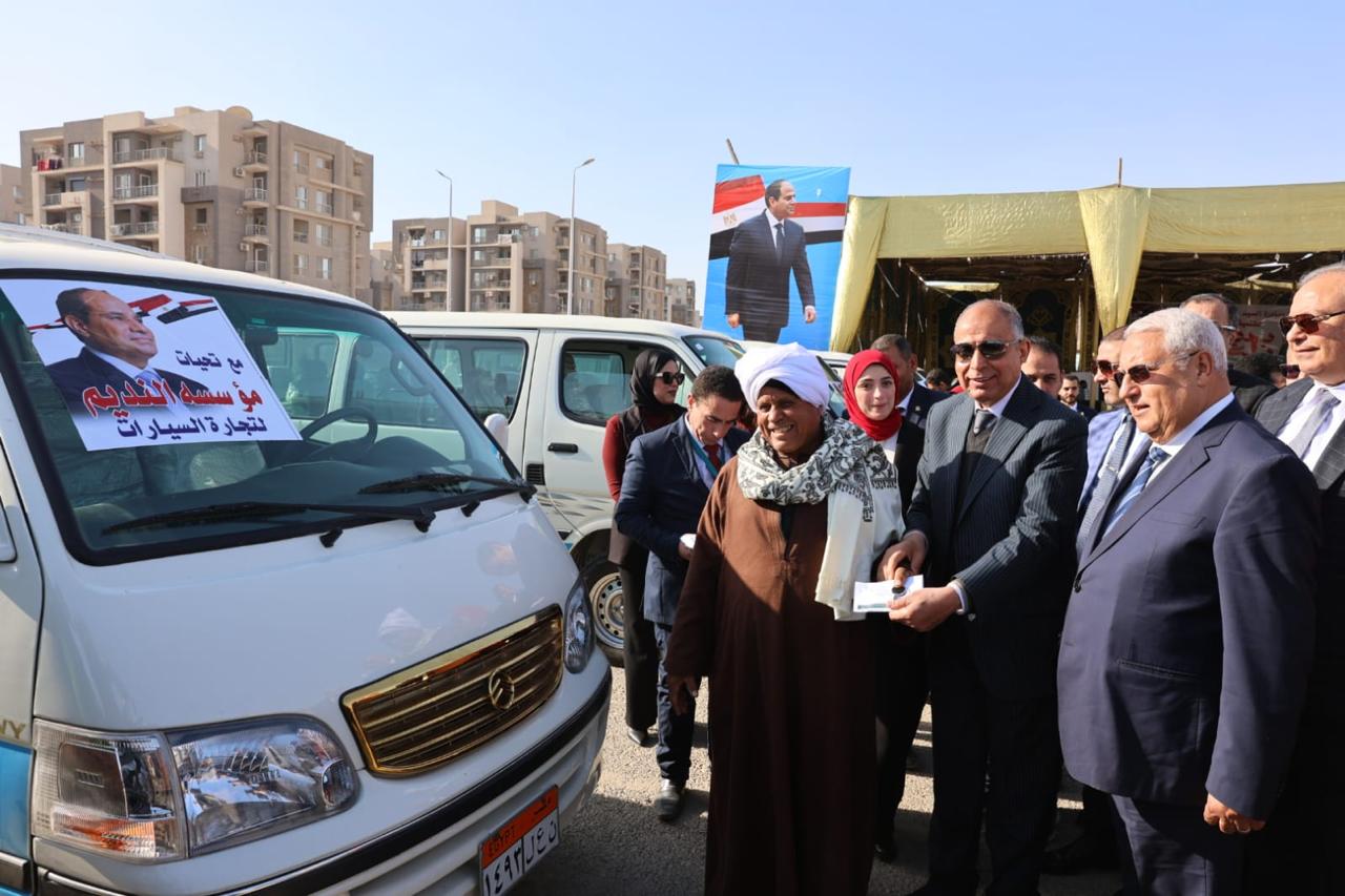 محافظ المنيا يشهد اصطفاف سيارات الميكروباص الجديدة ضمن مبادرة إحلال سيارات “البيك أب”