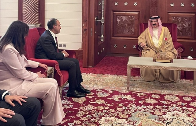 وزير الخارجية ينقل تحيات الرئيس السيسي إلى ملك البحرين ويؤكد دعم التعاون الثنائي 