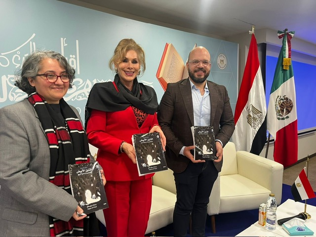 بالصور.. سفيرة المكسيك  تقدّم كتاب 