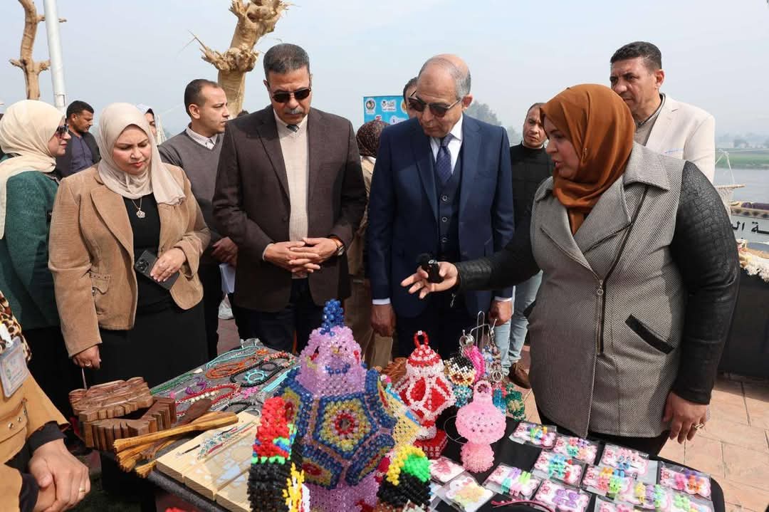 محافظ المنيا يفتتح معرض “أيادي مصر”  للحرف اليدوية والمشروعات الصغيرة