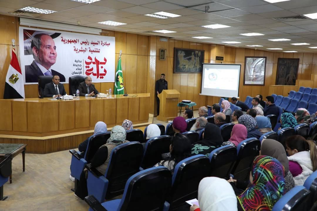 محافظ المنيا يعقد اجتماعًا موسعًا لمناقشة آليات وضوابط العمل الوظيفي